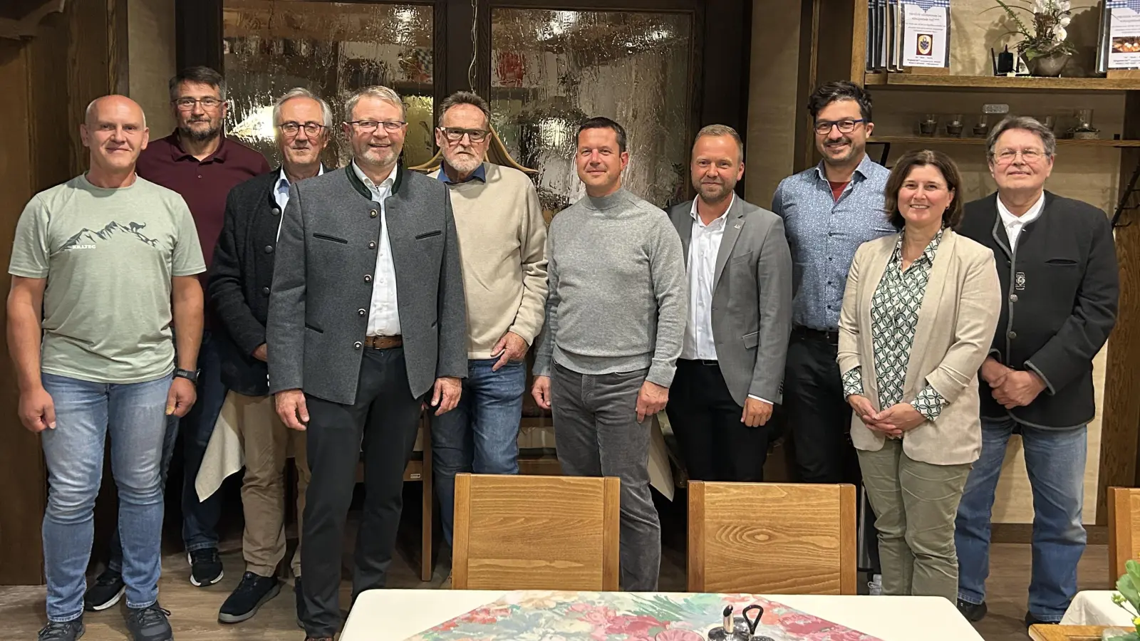 von links: Marktrat Scheibeck Hans, Marktrat Arnold Markus, Stellv. Landrat Mädler Franz, Kreisvorsitzender Grötsch Hans Martin, Vorstandsmitglied Meidenbauer Horst, 1. Bgm. Kaduk Jörk, MdL Heinisch Bernhard, 3. Bgm. Hirsch Christian., Vorsitzende Lehnerer Doris, Ehrenmitglied Frieser Günter (Bild: Alfred Borst)