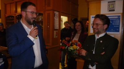 CSU-Chef Severin Hirmer gratuliert Julian Kraus zum Wahlerfolg. (Bild: Siegfried Bock)