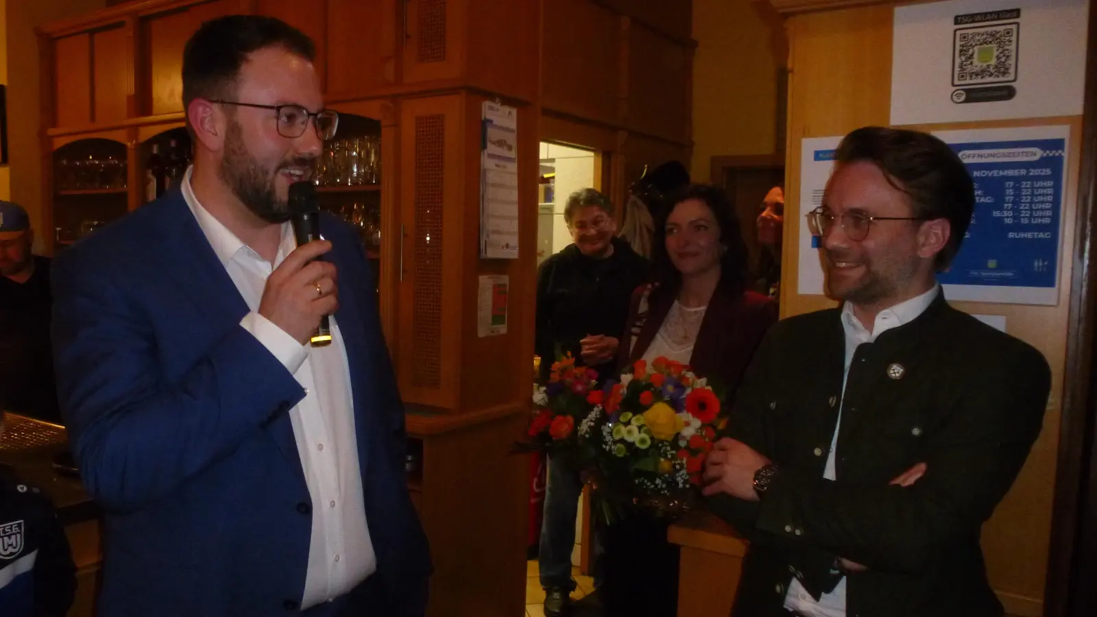 CSU-Chef Severin Hirmer gratuliert Julian Kraus zum Wahlerfolg. (Bild: Siegfried Bock)