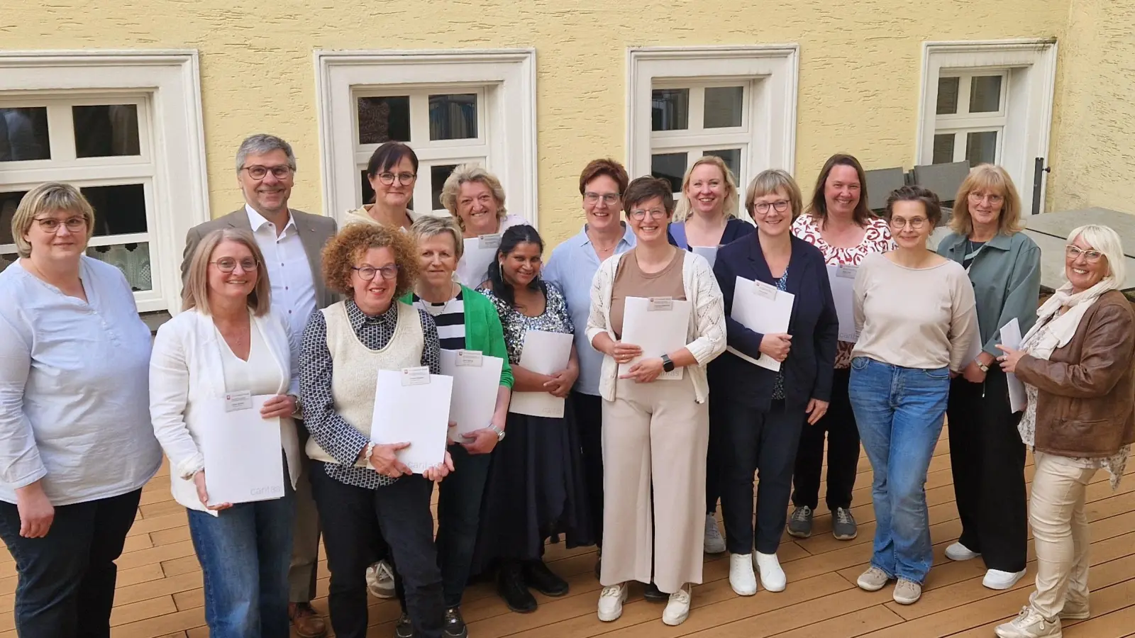 Elf neue ehrenamtliche Hospizbegleiterinnen starten ihren Dienst für schwer kranke und sterbende Menschen im Landkreis Tirschenreuth. Gabriele Schicker (li., Koordinatorin Ambulanter Hospizdienst) und Martin Kneidl (re., Vorstand Caritas Tirschenreuth-Wunsiedel) überreichen feierlich die Zertifikate.  (Bild: Sonja Schnurrer)
