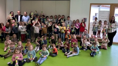 Reichlich beschenkte der Osterhase mit seinen Helfern Erwin Geitner (hinten, ab 2.v.l.) und Josef Weinfurtner die Kinder und Mitarbeiterinnen des Riedener Kindergartens St. Georg. (Bild: Erwin Geitner)
