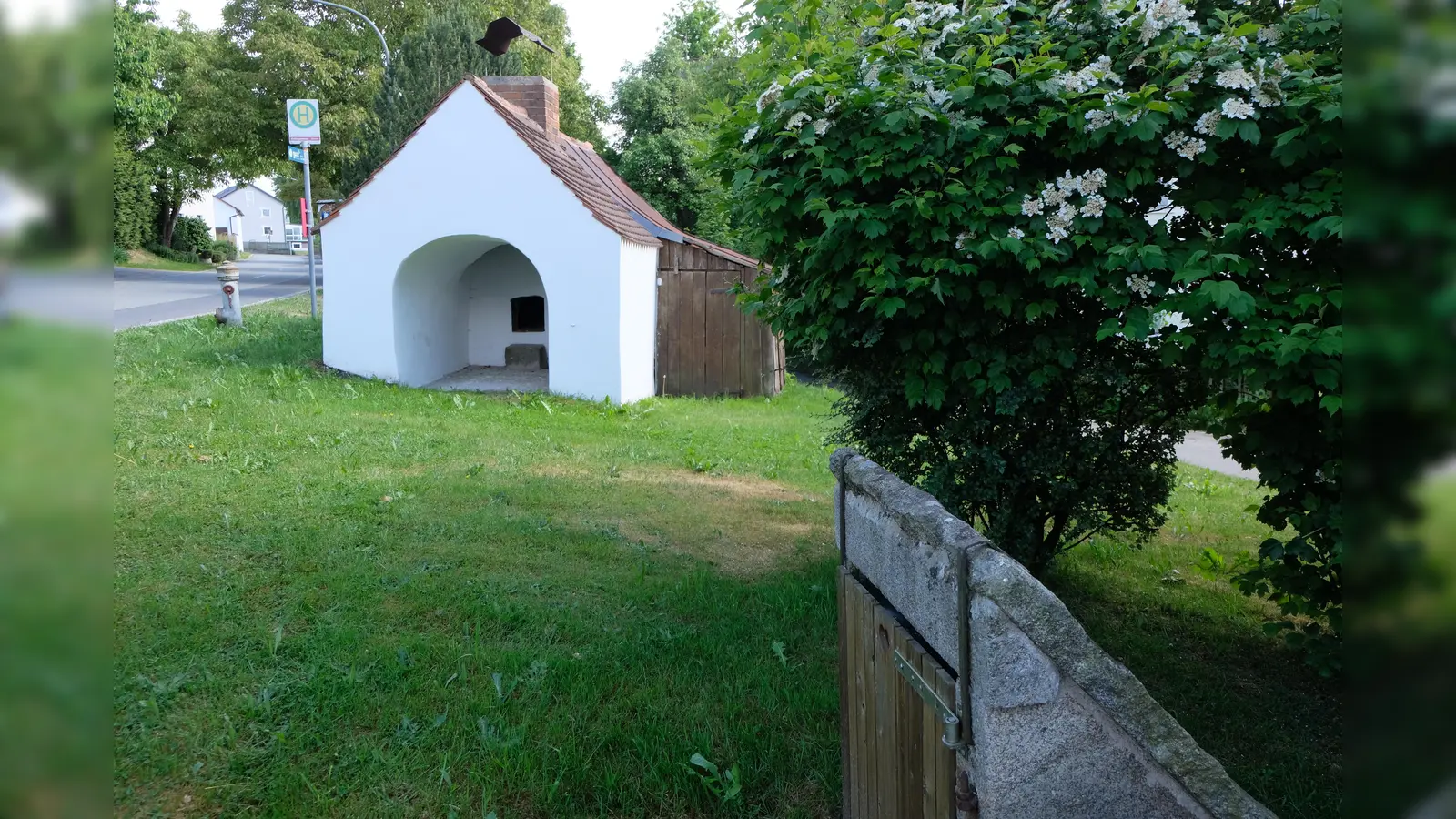 Der Holzbackofen von Schönbrunn, direkt an der Gemeindeverbindungsstraße Floß-Hardt-Schönbrunn-Würzelbrunn gelegen, prägt das Ortsbild. Zeichen von Tradition und Geschichtsbewusstsein. Er steht am Samstag, 27. September ab 16.30 Uhr im Mittelpunkt einer Sitzweil des Waldvereins, zu der auch die Bevölkerung eingeladen ist.  (Bild: Fred Lehner)