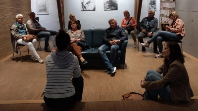 Jiaying Wu (vorne li.) erklärte ihren Gästen aus Tirschenreuth im Kunsthaus, wie sie im Fluss Wondreb stehend mit Reispapier und Tusche Kunstwerke auf das Papier zaubert. In einer Ausstellung der Chinesin konnten sich die KVT-Mitglieder dann vor Ort von der Qualität und Schönheit dieser Wasser-Malereien überzeugen.  (Bild: Ulla Britta Baumer)