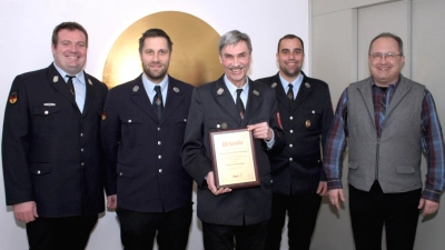 Erster Kommandant Andreas Kneidl, erster Vorsitzender Peter Schneider, der Ehrenvorsitzende Josef Kirchberger, zweiter Vorsitzender Lukas Eckl und erster Bürgermeister Ludwig Gürtler, v.l.n.r. (Bild: Bernhard Zimmet)