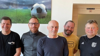Im Bild (von links) Michael Gold (Kassier), Oliver Eckl (Beisitzer), Thomas Scherm (2. Vorsitzender), Marco Mrvec (Beisitzer) und Konrad Singer (Vorsitzender).  (Bild: Förderverein SC Germania/exb)