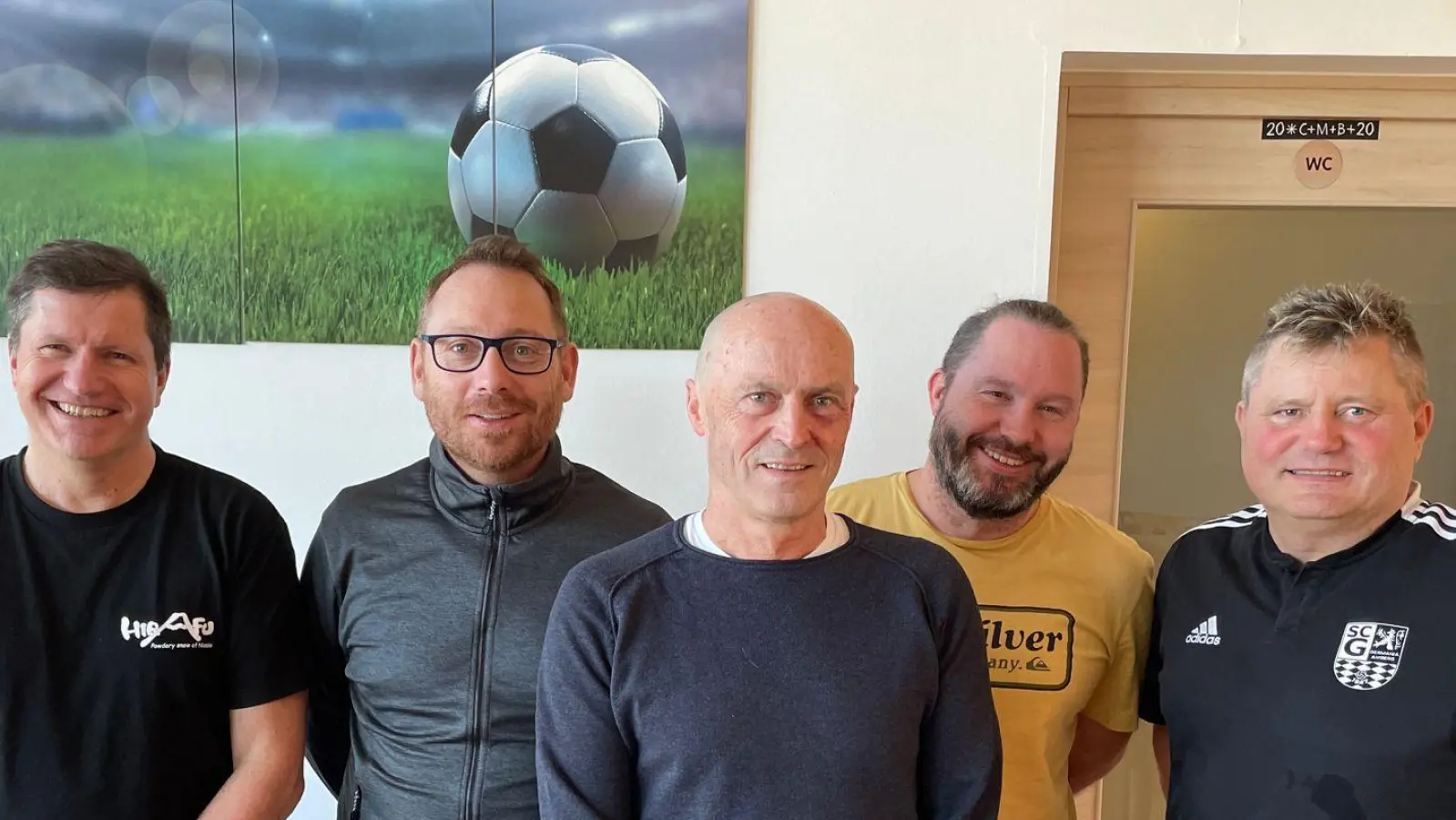 Im Bild (von links) Michael Gold (Kassier), Oliver Eckl (Beisitzer), Thomas Scherm (2. Vorsitzender), Marco Mrvec (Beisitzer) und Konrad Singer (Vorsitzender).  (Bild: Förderverein SC Germania/exb)