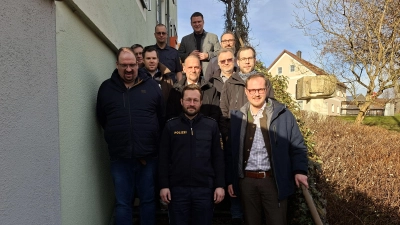 Die CSU-Delegation dankte gemeinsam mit Vorsitzenden und Bürgermeisterkandidat Tobias Ehrenfried (rechts) und Landrat Thomas Ebeling (oben mitte) der Polizeiinspektion Oberviechtach für den Dienst über die Festtage.  (Bild: Tobias Ehrenfried)