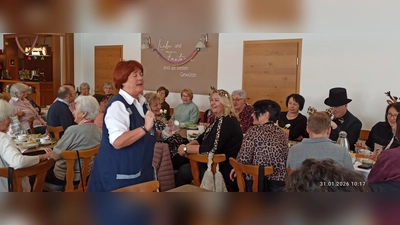 Fanny Göddinger, alias Margit Stich zu Gast beim Faschingsfrühstück des Kemnather Frauenbunds (Bild: Gabriele Böhm)