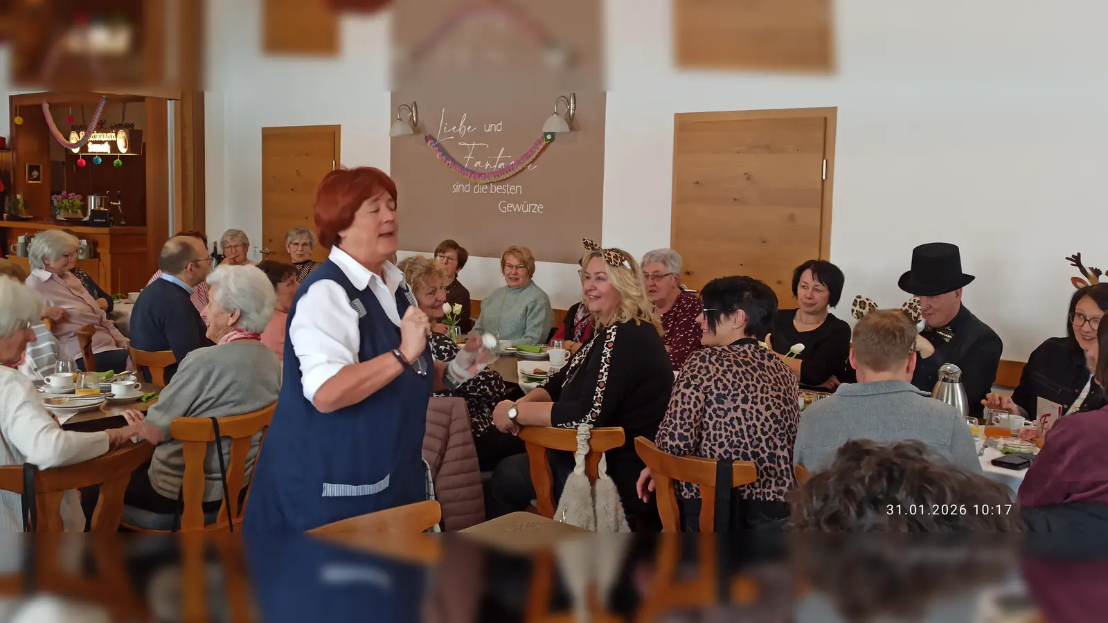 Fanny Göddinger, alias Margit Stich zu Gast beim Faschingsfrühstück des Kemnather Frauenbunds (Bild: Gabriele Böhm)