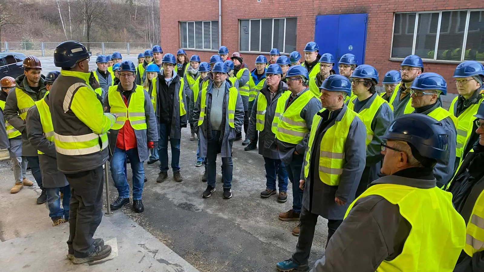 Die Teilnehmer der FFW Traßlberg bei der Besichtigung der Luitpoldhütte  (Bild: Andreas Rubenbauet)