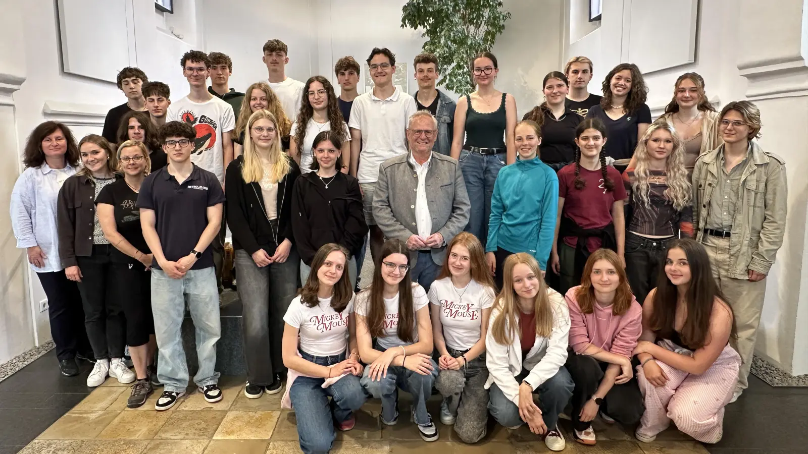 Bürgermeister Feller (Mitte) mit den Schülern.  (Bild: Lara Schmaus)