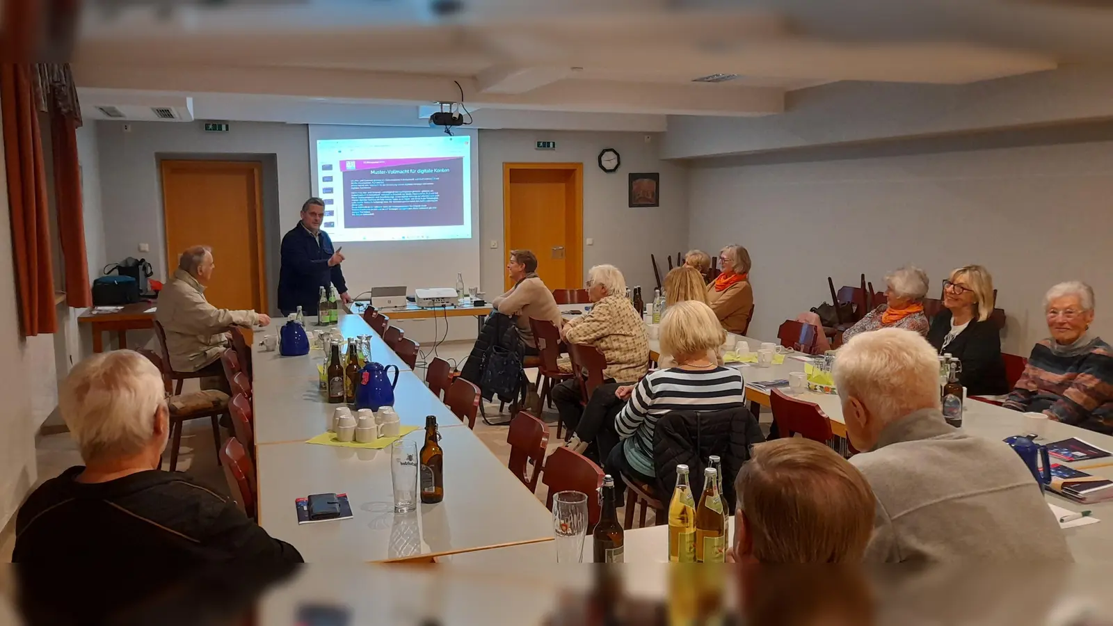 Auf dem Bild sind die Gäste des Vortrags und im Hintergrund der Referent Markus Nickl. (Bild: Gabi Söllner )