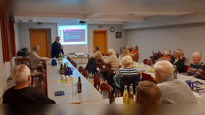 Auf dem Bild sind die Gäste des Vortrags und im Hintergrund der Referent Markus Nickl. (Bild: Gabi Söllner )