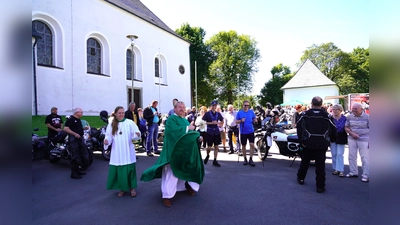 Archivbild Bikermesse 2024: Voller Elan segnet Pfarrer Albert Hölzl mit Weihwasser Motorräder und Fahrer. (Bild: Franz Völkl)