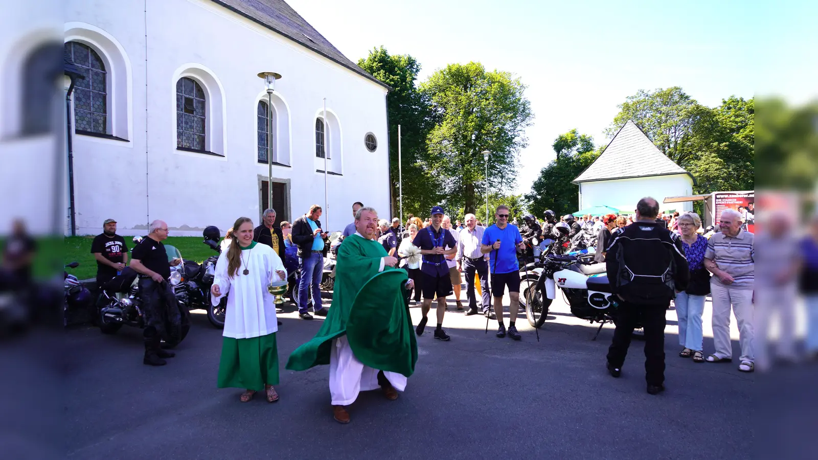 Archivbild Bikermesse 2024: Voller Elan segnet Pfarrer Albert Hölzl mit Weihwasser Motorräder und Fahrer. (Bild: Franz Völkl)