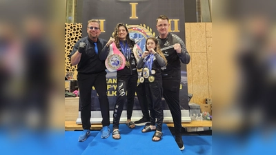 von links Harald Folladori, Jenny Wurster, Mila Wurster, Erich Aul (Bild: Achim Förtsch)