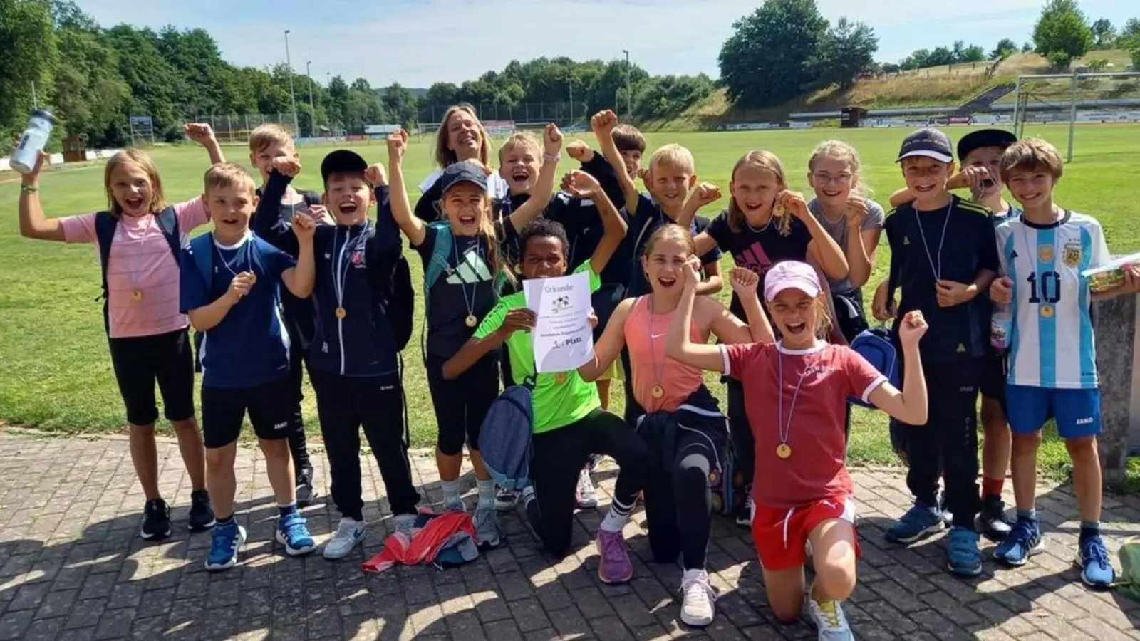 Das Siegerteam der Grundschule Poppenricht zusammen mit ihrer Lehrerin Monika Leditschke. (Bild: Susanne Gebhardt)
