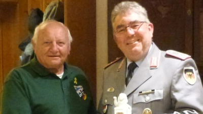 Stellvertretender Kreisvorsitzender Oberstleutnant d.R. Norbert Bücherl (rechts) zeichnet Vorsitzenden Erich Kelsch mit dem BSB-Löwen aus.  (Bild: Norbert Bücherl)