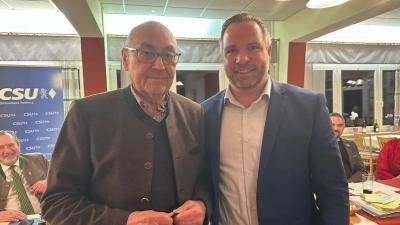 Neues CSU Ehrenmitglied Dr. Josef Pürner und CSU Ortsvorsitzender Tobias Knechtel (Bild: Ines Renner)