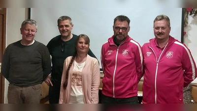 Mitglieder des neu gewählten Vereinsausschusses von links: Klaus Ermer (neu als Beisitzer), Andreas Albrecht (Schriftführer), Kristina Srp (neue 2. Vorsitzende), Josef Schiesl (1. Vorsitzender) und Tobias Forster (Beisitzer).  (Bild: Andreas Albrecht)