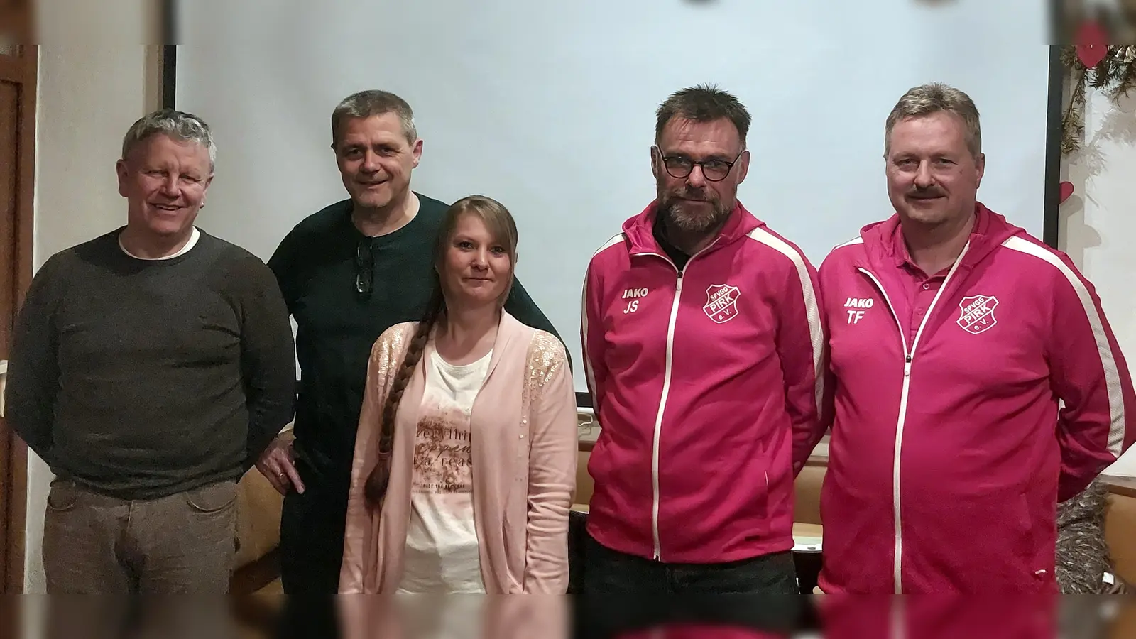 Mitglieder des neu gewählten Vereinsausschusses von links: Klaus Ermer (neu als Beisitzer), Andreas Albrecht (Schriftführer), Kristina Srp (neue 2. Vorsitzende), Josef Schiesl (1. Vorsitzender) und Tobias Forster (Beisitzer).  (Bild: Andreas Albrecht)