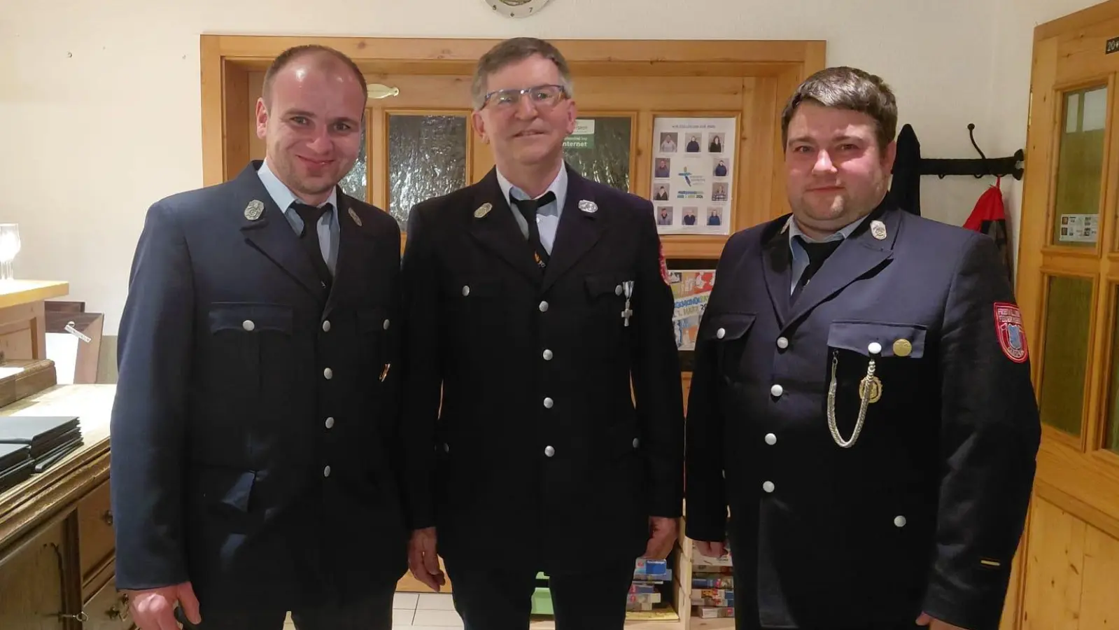 Ehrung langjähriger Mitglieder (Von links 1. Vorsitzender Mathias Lindner, Hans Enslein, 1. Kommandant Roland Lindner). (Bild: Michaela Schrott)