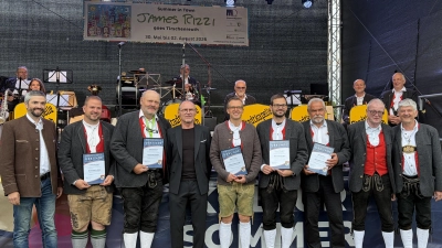 Unten v. l.: Kreisvorsitzender NBMB Johannes Dötterl-Franz, Tobias Schwägerl, Karl Schwägerl, Bürgermeister Hans-Peter Schärl, Jörg Neugirg, Marco Schwägerl, Martin Meier, Vorstand Stefan Reber, Dirigent Martin Bartsch. (Bild: Lena Roderer)