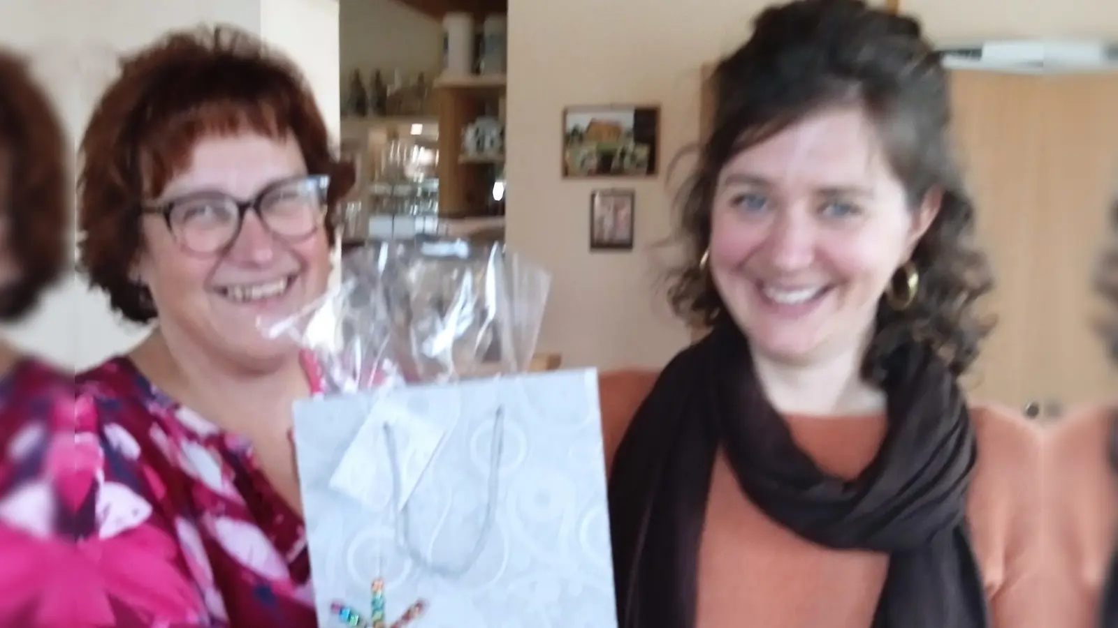 Vorsitzende Christina Schaller ( links ) dankte Linda Hamann für ihren eindrucksvollen Vortrag über Lebenskrisen. (Bild: Christina Kreuzer)