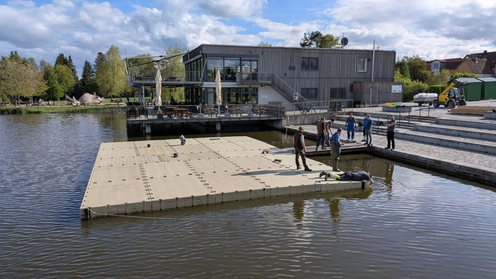 Die Helfer beim Über- und Unterwassereinsatz an der Ponton-Plattform (Bild: Förderverein Fischhofpark / Mirko Streich)