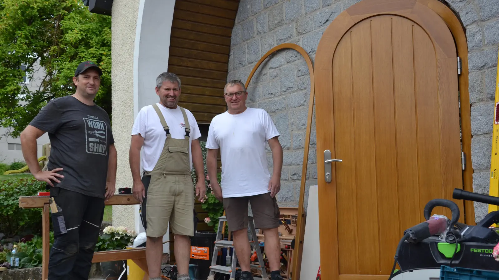 Die fünfzig Jahre alte Rundbogen-Kapellentür in Heumaden wurde durch eine neue Türe ersetzt.  (Bild: Peter Garreiss)