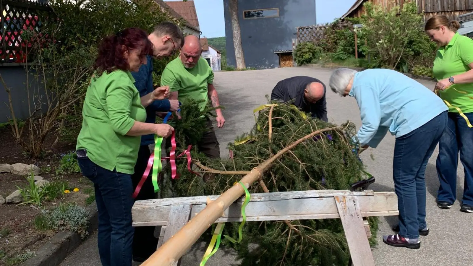 Gemeinsam mit den Gästen wurde der Maibaum geschmückt.  (Bild: Elke Frauenreuther)