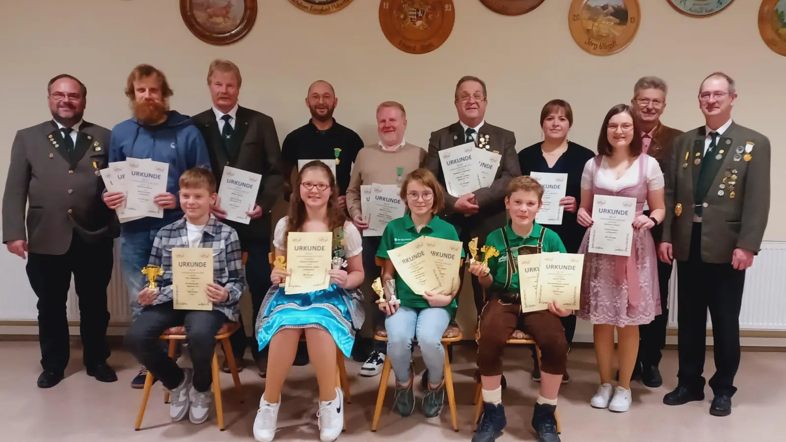 Bild Vereinsmeister 2025: Vorne v. l. n. r. Fabio Wegmann, Sophie Englmann, Hannah Lippert, Jakob Pinzer. Hinten v. l. n. r. 1. Vorstand Andreas Michl, Andreas Meyer, Stefan Meyer, Pierre Haider, Martin Gruber, Reinhard Englmann, Anja Michl, Veronica Hecht, Schießleiter Adrian Haider. (Bild: Josef Maschauer)