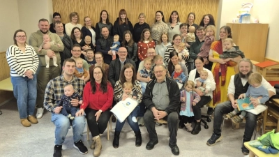 Die Teilnehmer am Neugeborenenempfang in Schwarzhofen. (Bild: Katrin Schymala.)