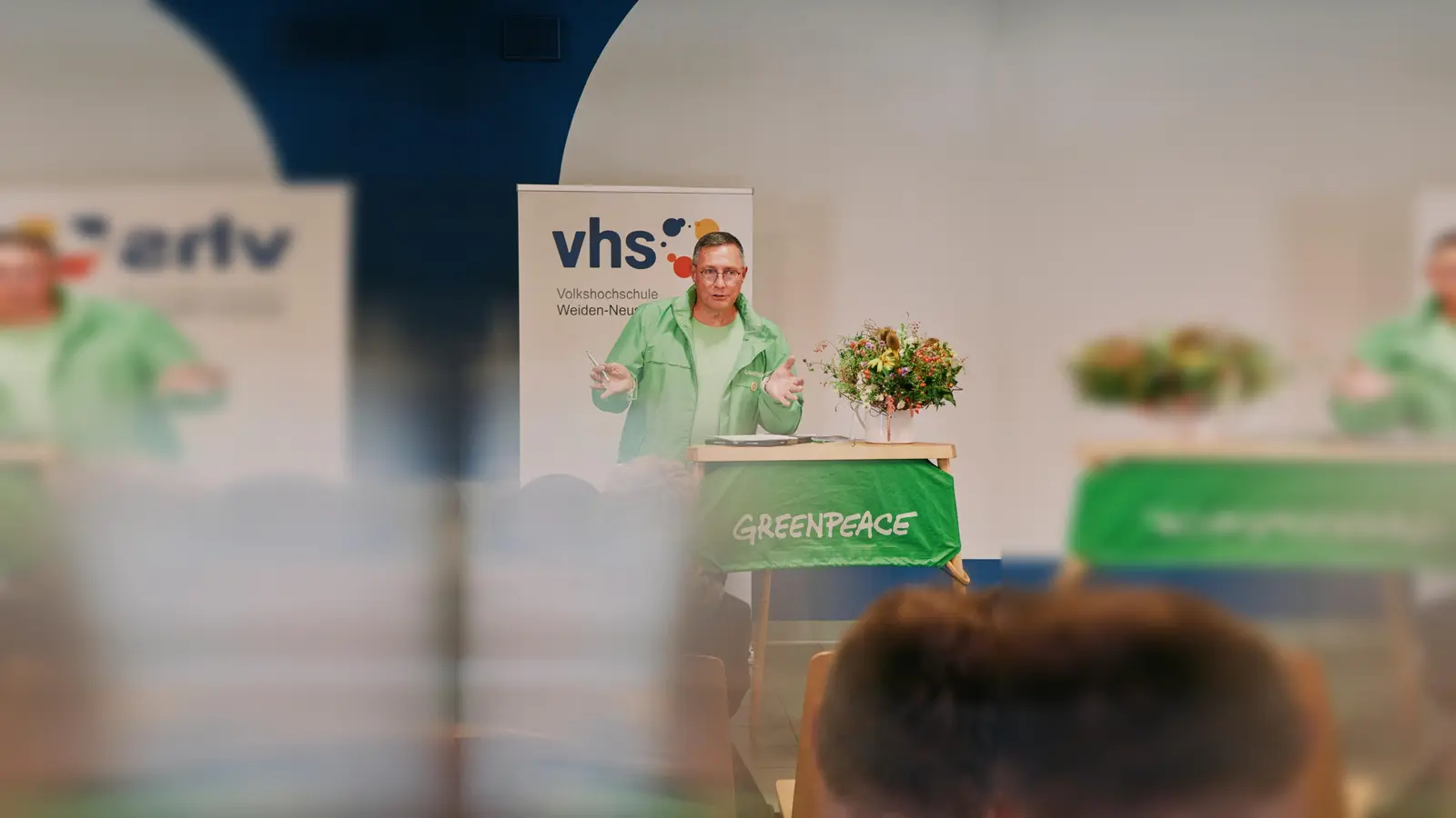 In der Volkshochschule in Weiden eröffnet die die von der ansässigen Greenpeace-Freiwilligen Gruppe organisierte Ausstellung zu Thema Demokratie. (Bild: Katharina Reichsvilser)