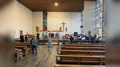 Um die 100 Beteiligte proben für das Musical in der Pfarrkirche (Bild: Dominik Mitterer)