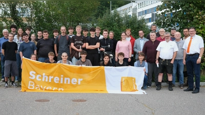Obermeister Werner Schönberger (rechts) und weitere Vertreter der Innung und der Kreishandwerkerschaft wünschten den neuen Schreiner-Lehrlingen einen guten Start. (Bild: Rudolf Hirsch )
