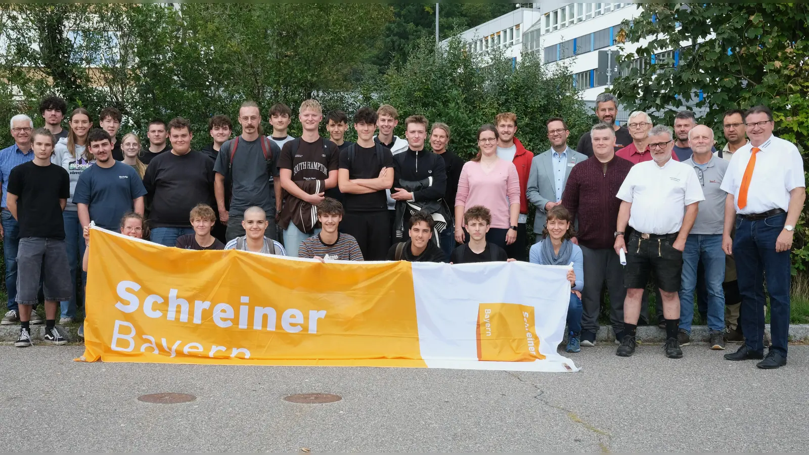 Obermeister Werner Schönberger (rechts) und weitere Vertreter der Innung und der Kreishandwerkerschaft wünschten den neuen Schreiner-Lehrlingen einen guten Start. (Bild: Rudolf Hirsch )