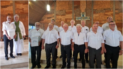 Ludwig Wendl und Pfarrer Mijo Blazanovic - und die Sänger des MGV Upo (Bild: Hans Fischer)