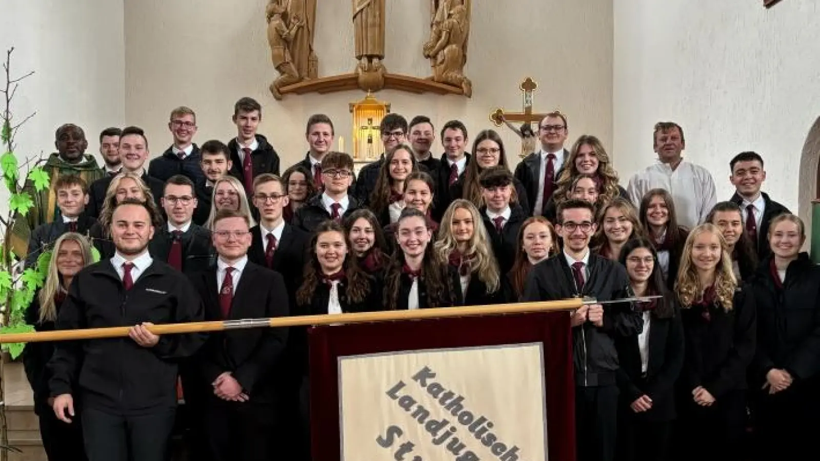 Die Vorstandschaft der KLJB Stulln mit ihren neuaufgenommen Mitgliedern (Bild: Gisela Eckl)