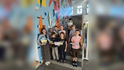 Die Jugendbeauftragte der Gemeinde Tiefenbach Katharina Fischer mit Schülern der 3. Klasse. (Bild: Nikolaus Scherr)