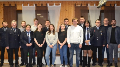 Die neue Vorstandschaft der Feuerwehr Saubersrieth-Niederland mit 1. Vorsitzenden Günter Pösl (Siebter von links), 2. Vorsitzenden Johannes Forster (Siebter von rechts), Schriftführerin Christine Bergmann (Vierte von links) und Kassenchefin Natascha Landgraf (Vierte von rechts). Bürgermeister Armin Bulenda (rechts) und Kreisbrandmeister Thomas Kleber (Dritter von rechts) gratulierten der Vorstandschaft. (Bild: Peter Garreiss)