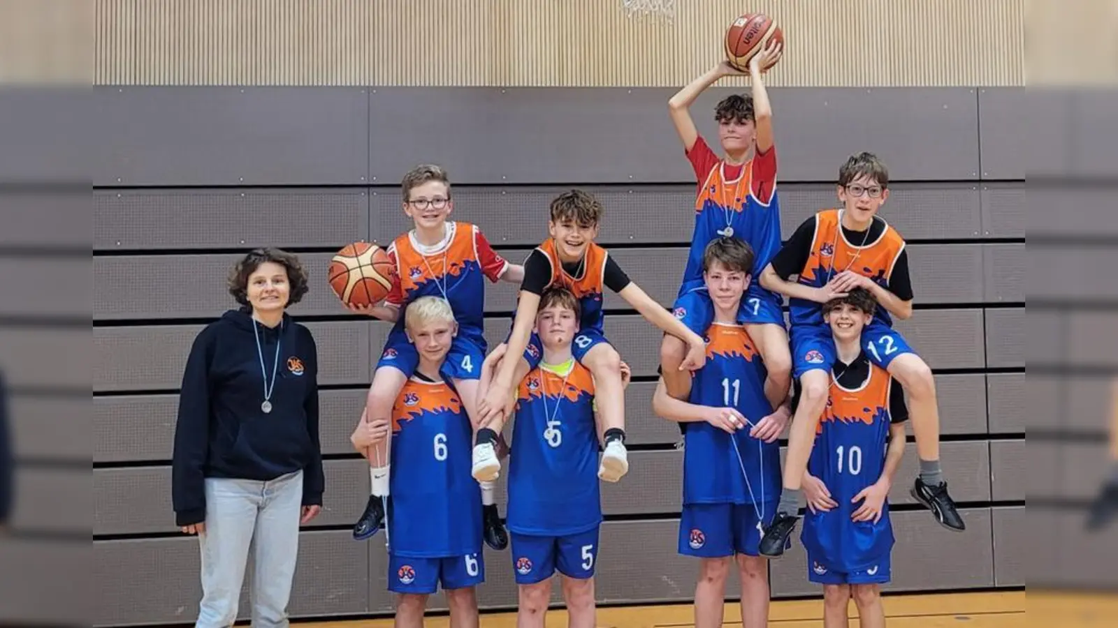 Der Silbermedaillengewinner:<br>von links oben sitzend: Elias Wiedenbauer, Simon Pröls, Andreas Meier und Gabriel Hiller<br>von links stehend: Trainerin Barbara Meier, Max Schlagenhaufer, Veit Grasser, Jakob Noster und Bastian Winkler<br>Es fehlen: Lukas Escherl, Fabian Ehlerding und Noel Ikedo (Bild: Barbara Meier)