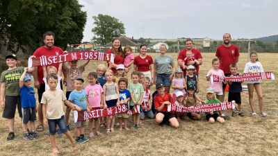 Gruppenbild von der Spendenübergabe beim Zeltlager in Hohentreswitz. (Bild: Andreas Lippert)