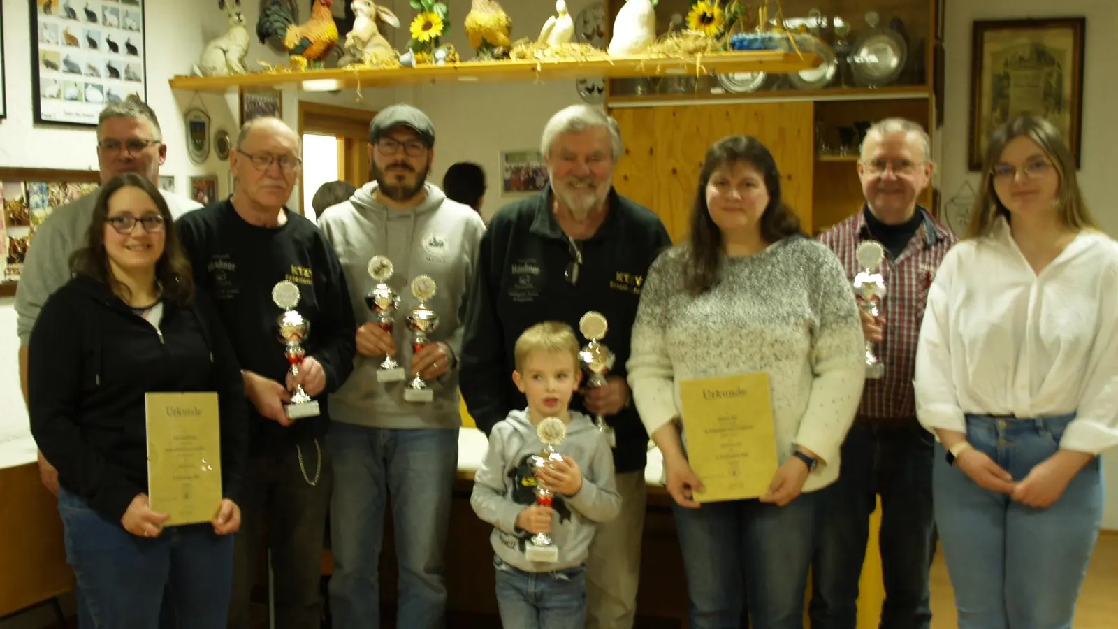 Im Bild von links:Nadja Hendl-Dostler, Kreisvorsitzender Helmut Käß, Stefan Fribus, Marcel Klotz, Anton Bauer, Melanie Zant,Gerhard Lang sowie Kreisjugendleiterin Jasmin Schiener. Vorne Bildmitte Jungzüchter Ferdinand Tretter (Bild: Werner Standfest)