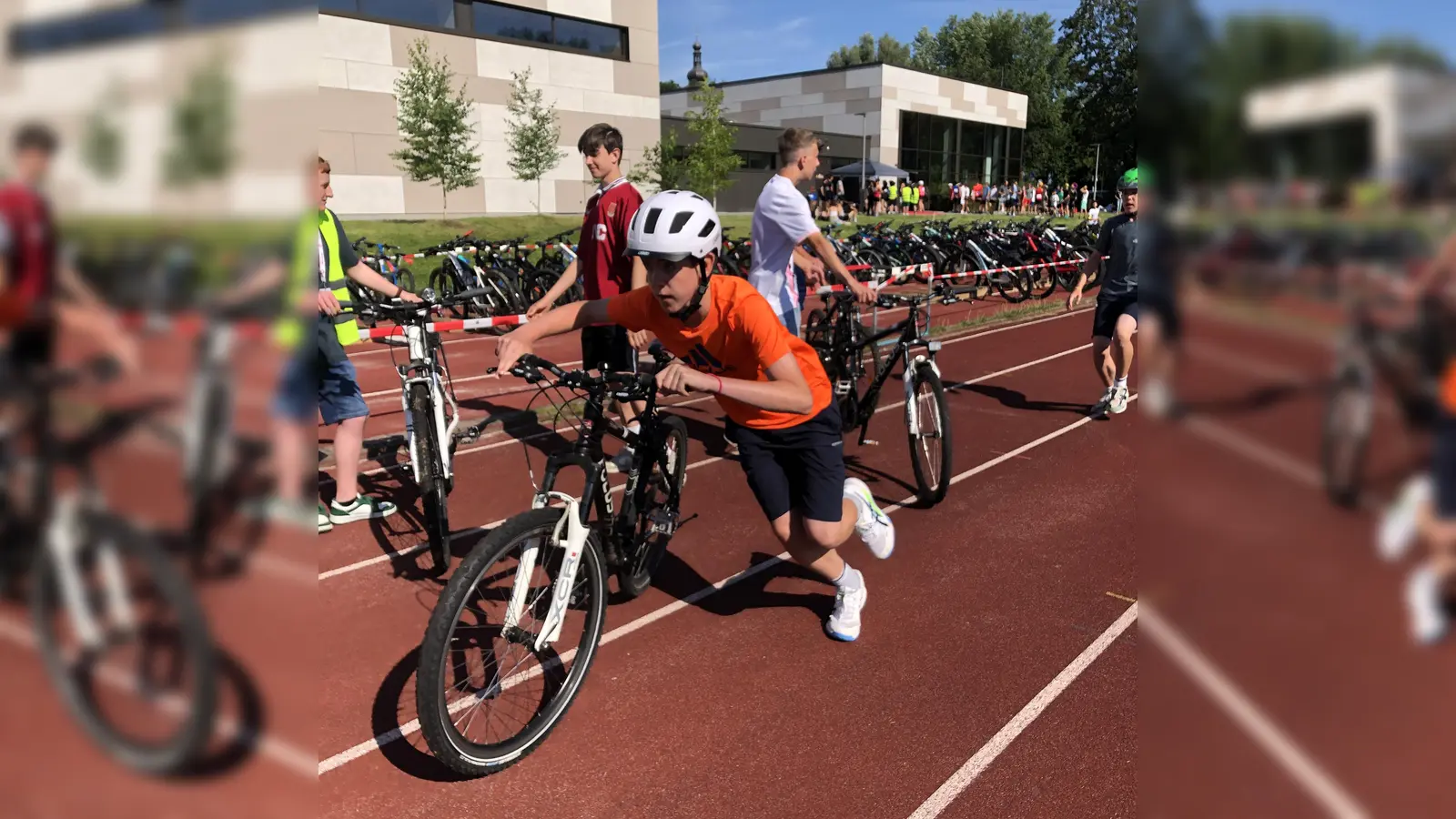 Rauf auf den Sattel. Und los geht's beim Schülertriathlon.  (Bild: Kerstin Zeus/exb)