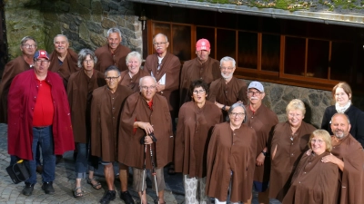 Die Reisegruppe vor der Einfahrt in die Feengrotten  (Bild: Emily Schleese)