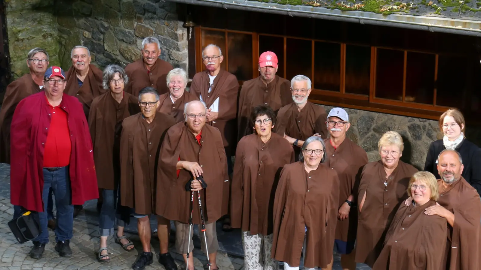 Die Reisegruppe vor der Einfahrt in die Feengrotten  (Bild: Emily Schleese)
