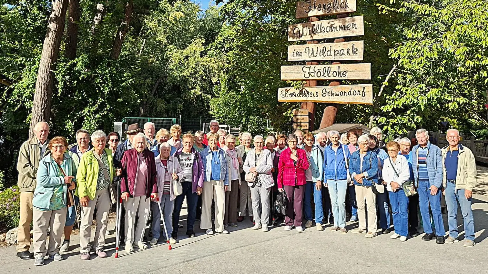 45 Personen aus Hirschau, Schnaittenbach und Ehenfeld nahmen an der Busfahrt zum Wild- und Freizeitpark Höllohe teil. Ganz rechts, Organisator Rudi Wild. (Bild: Fritz Dietl)
