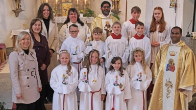 Die vier Mädchen und die zwei Buben waren zwar ein wenig aufgeregt, die Freude über die Feier der Erstkommunion überstrahlte aber alles. (Bild: Bernhard Neumann)