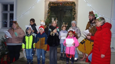 Der Kinderchor der St. Margarethenkindergartens erfreute mit stimmungsvollen Liedern. (Bild: Alfons Prechtl )
